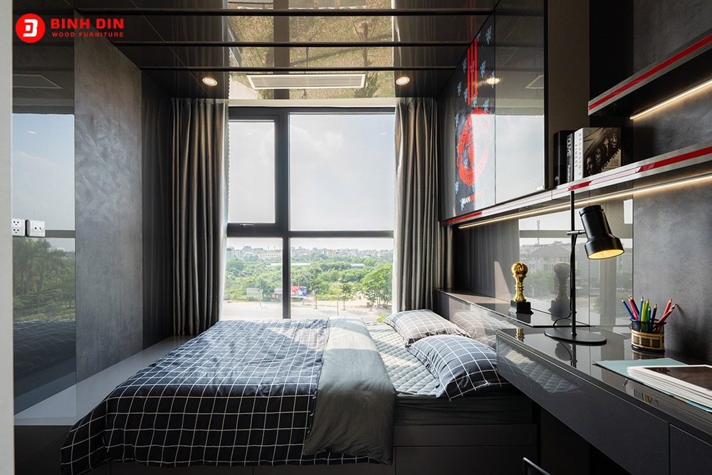 Phòng ngủ con trai với cửa sổ lớn đón ánh sáng