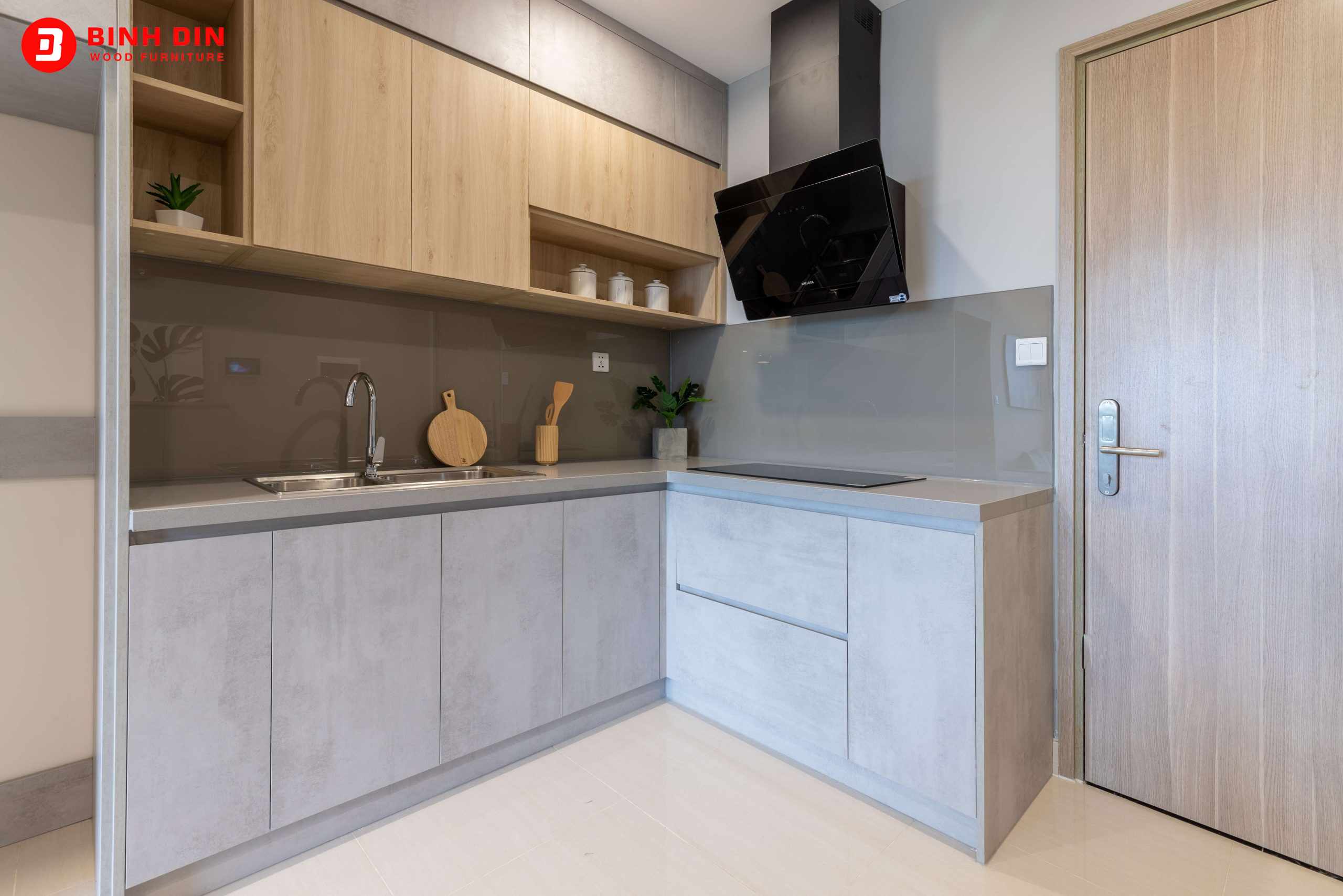Mẫu tủ bếp tự nhiên chữ L cho không gian nhà ở chung cư